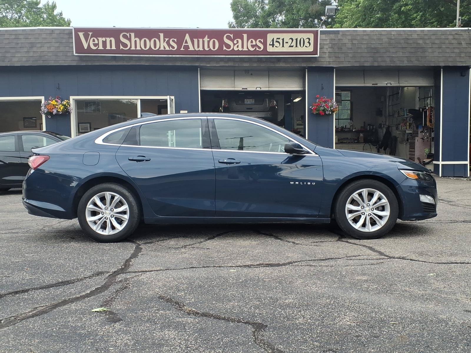 Used 2019 Chevrolet Malibu LT w/ Leather Package FWD image 4