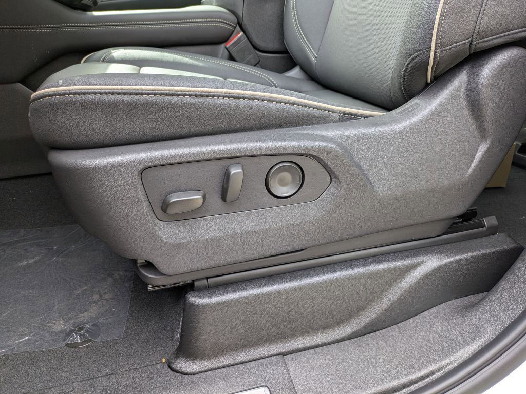 New 2026 GMC Yukon Elevation w/ Elevation Premium Package AWD/4WD image 8
