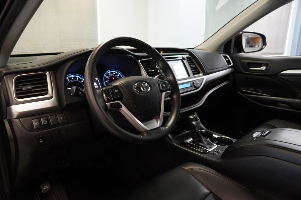 Used 2019 Toyota Highlander XLE AWD/4WD image 7