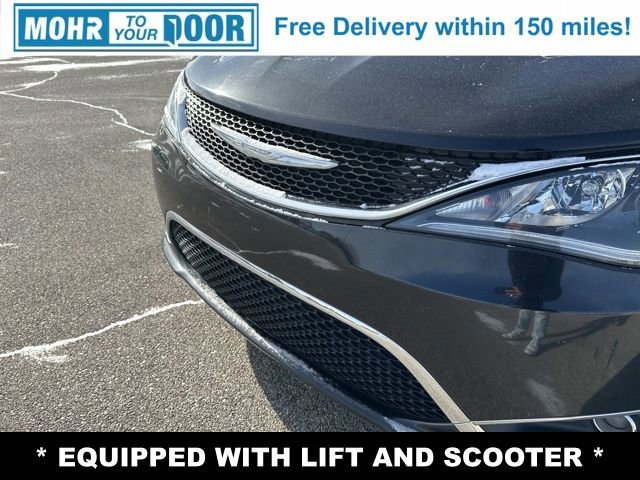 Used 2017 Chrysler Pacifica Touring-L image 32