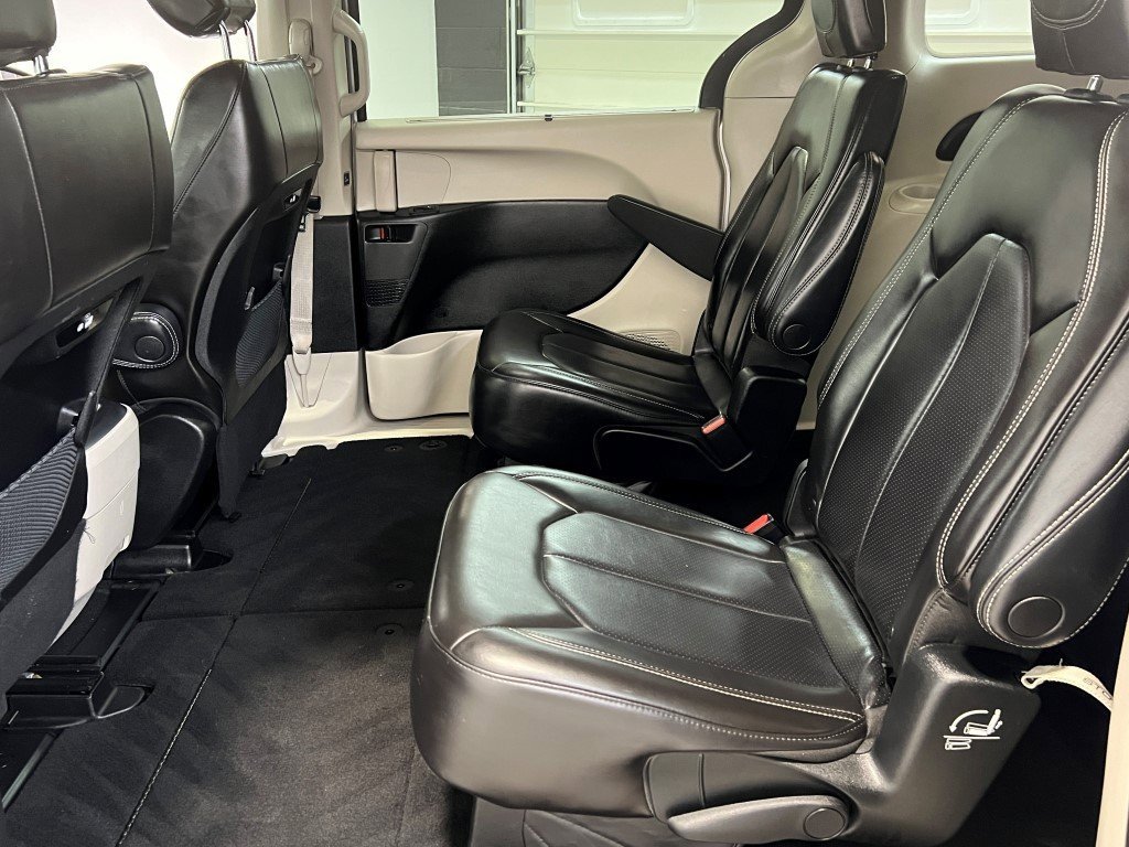 Used 2023 Chrysler Pacifica Touring-L image 23