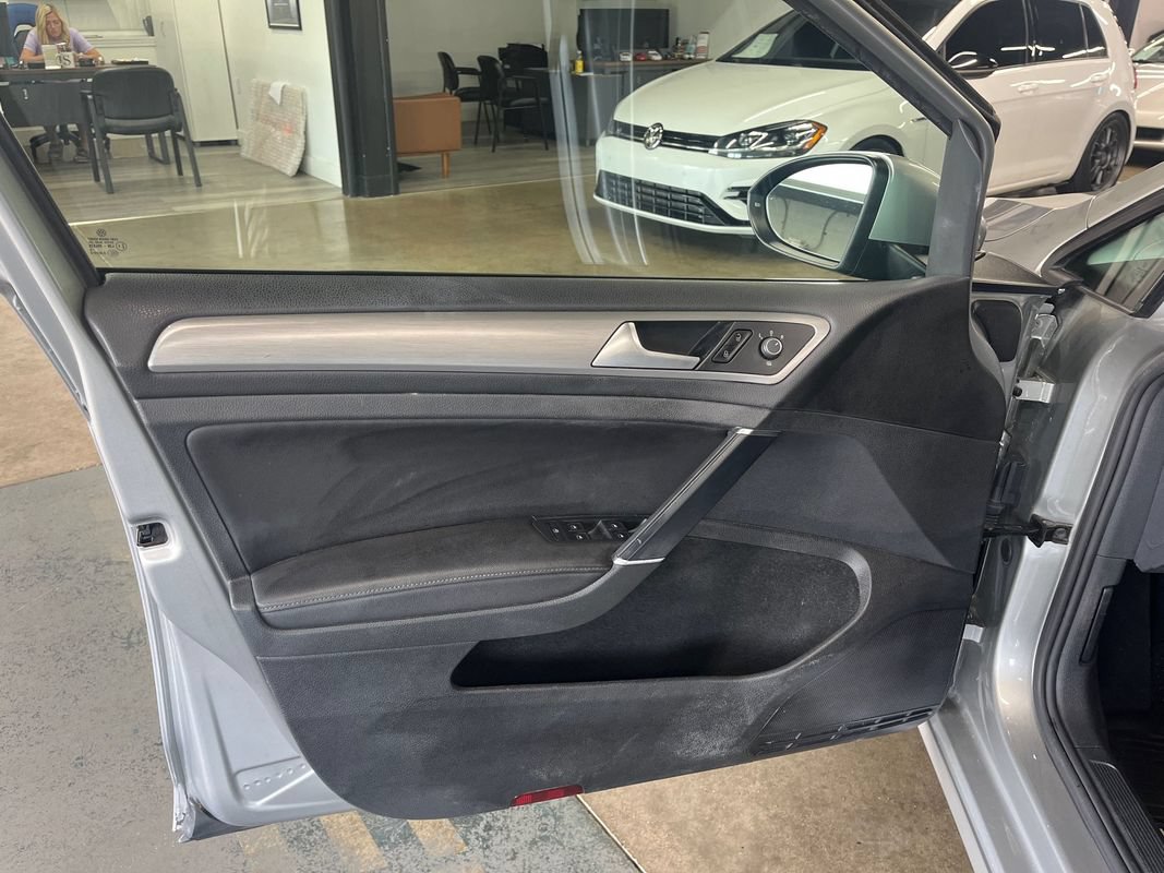 Used 2015 Volkswagen Golf TDI S FWD image 29