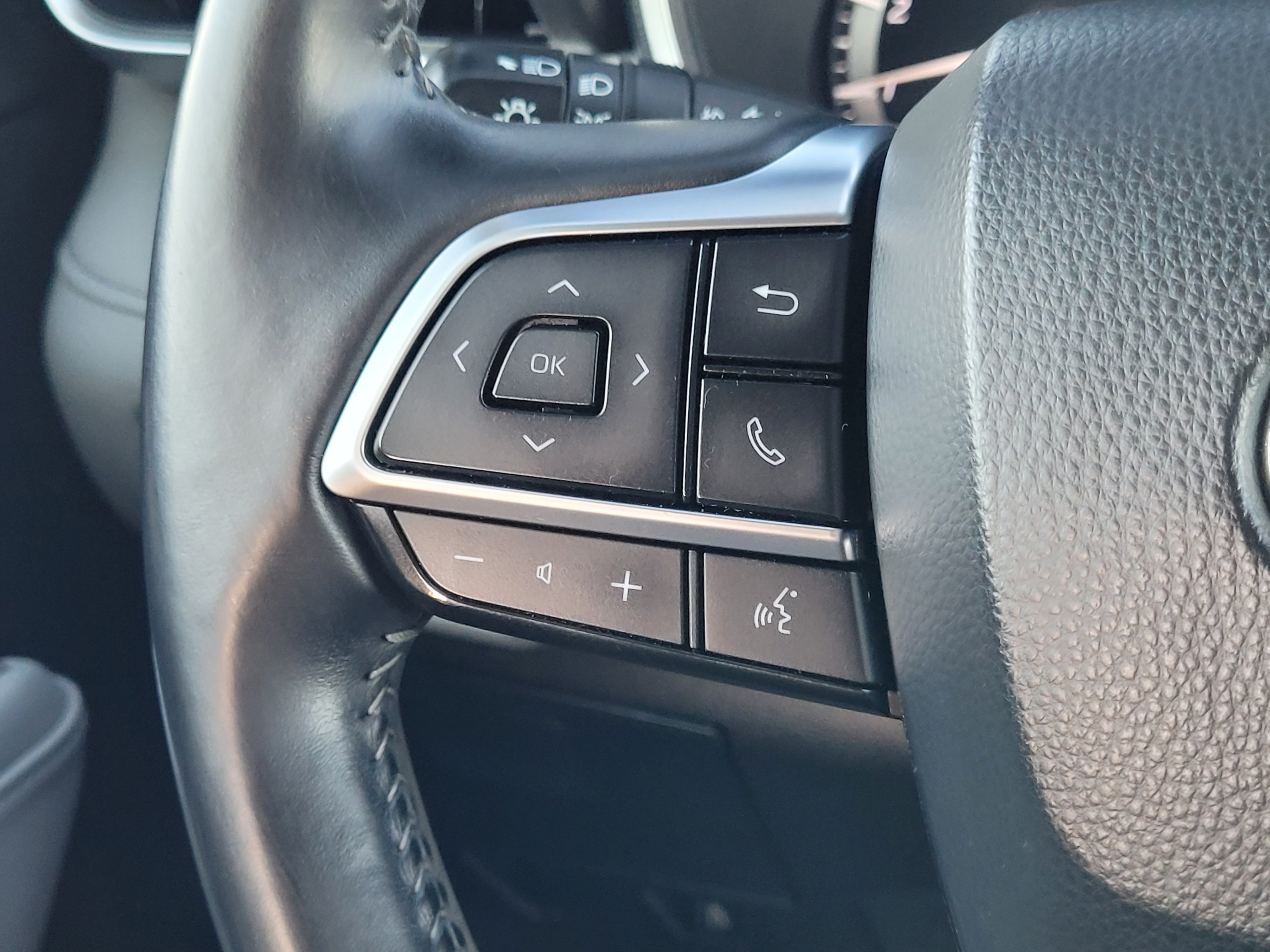 Used 2020 Toyota Highlander XLE AWD/4WD image 12
