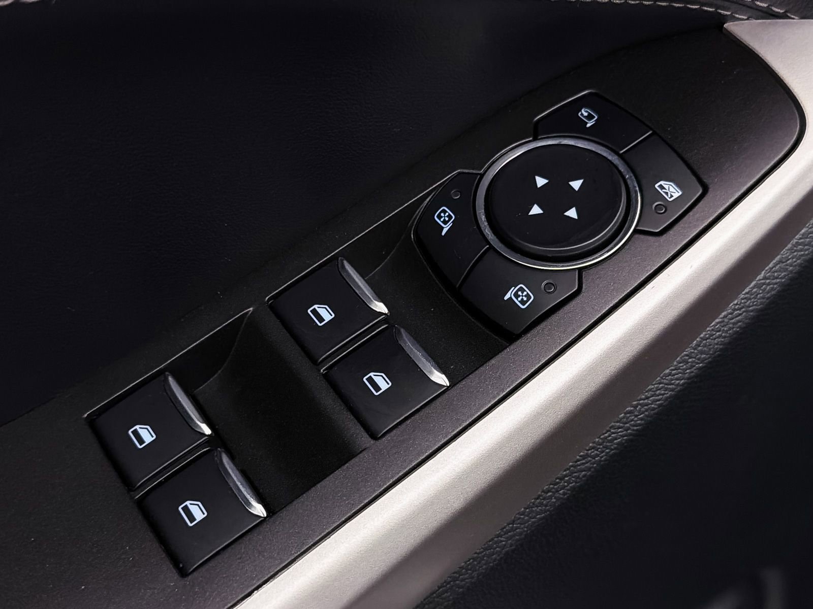 Used 2024 Ford Explorer XLT w/ Equipment Group 202A image 22