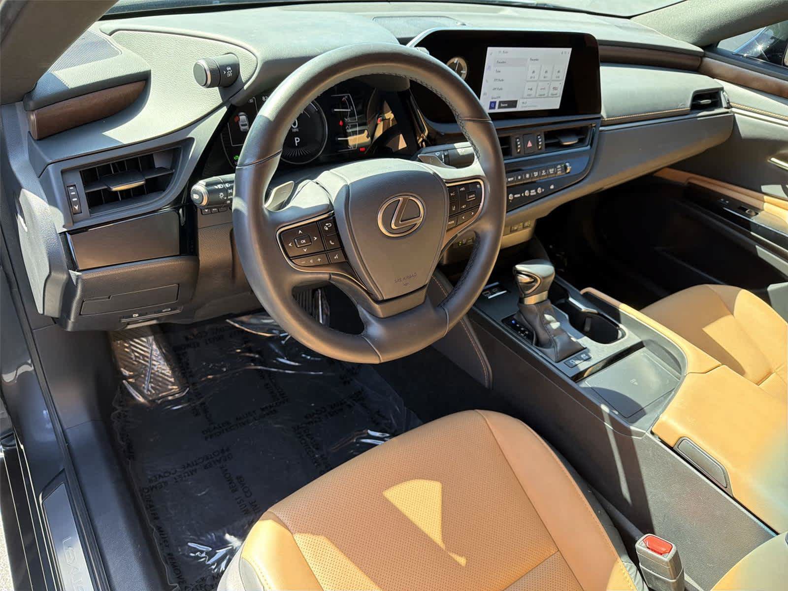 Used 2025 Lexus ES 300h w/ Premium Package FWD image 2