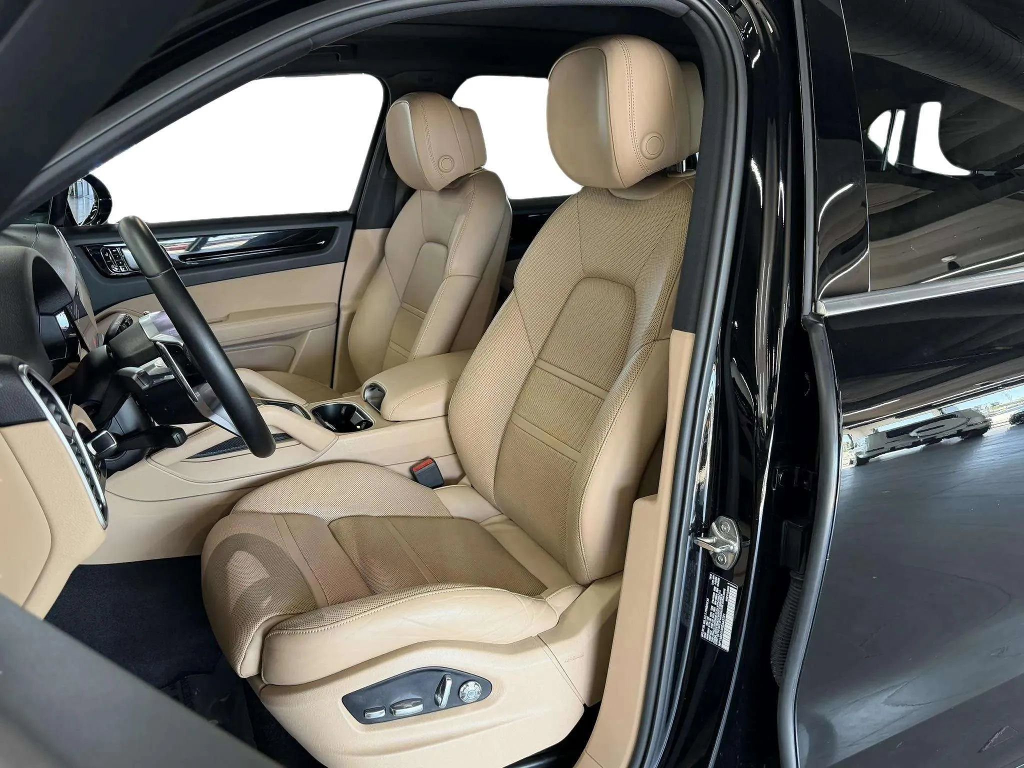 Used 2019 Porsche Cayenne S image 17