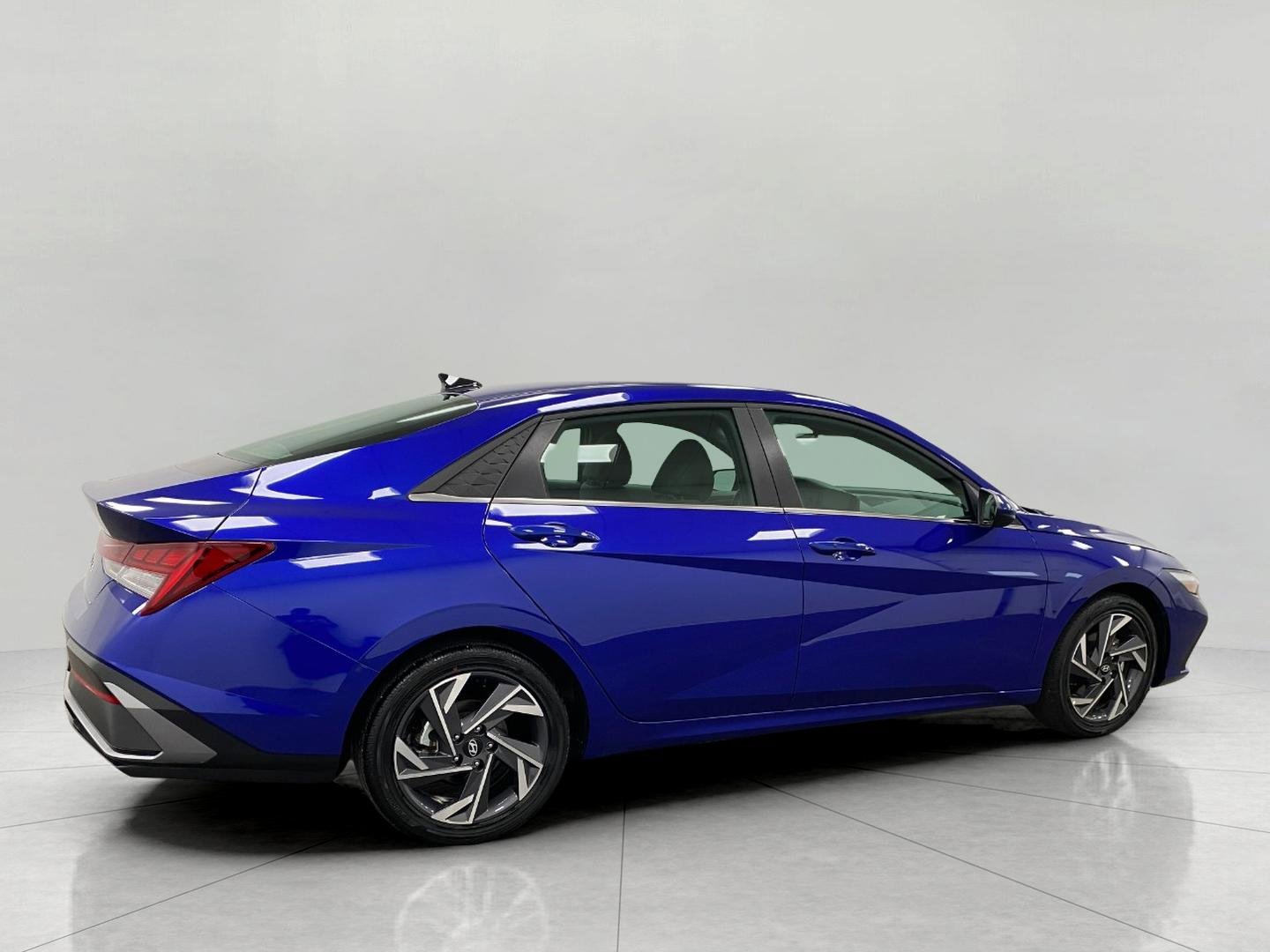 Certified 2025 Hyundai Elantra SEL FWD image 2