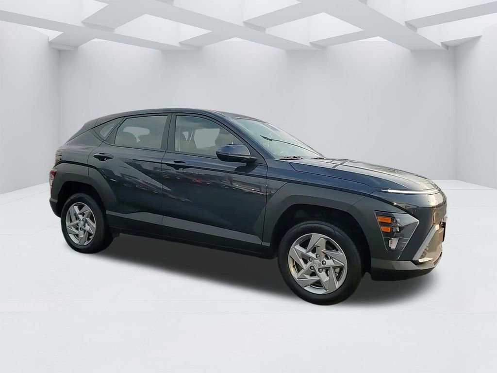 Certified 2025 Hyundai Kona SE image 3
