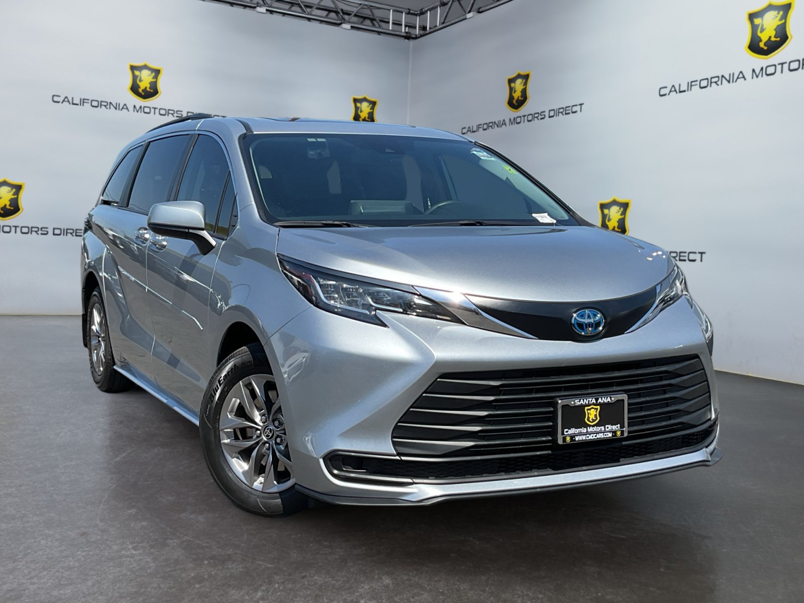 Used 2023 Toyota Sienna LE w/ LE Plus Package FWD image 3