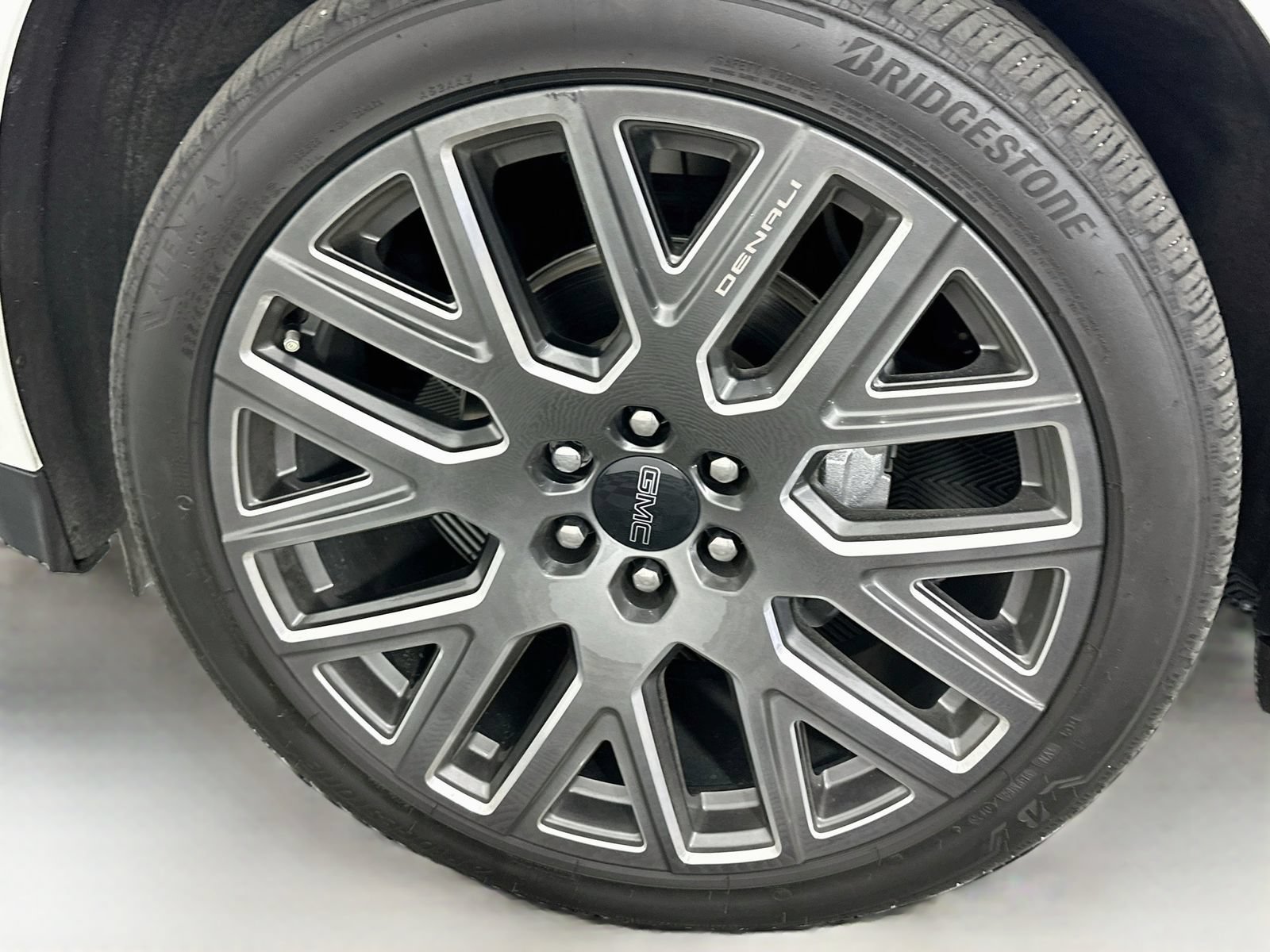 Used 2025 GMC Yukon Denali Ultimate w/ LPO, Floor Liner Package AWD/4WD image 36