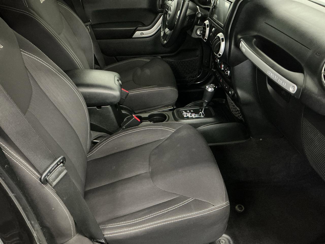 Used 2017 Jeep Wrangler Unlimited Sahara w/ Connectivity Group AWD/4WD image 12