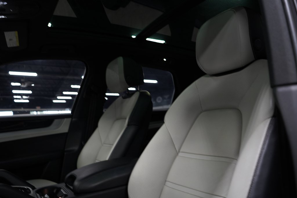 Used 2024 Porsche Cayenne AWD/4WD image 11