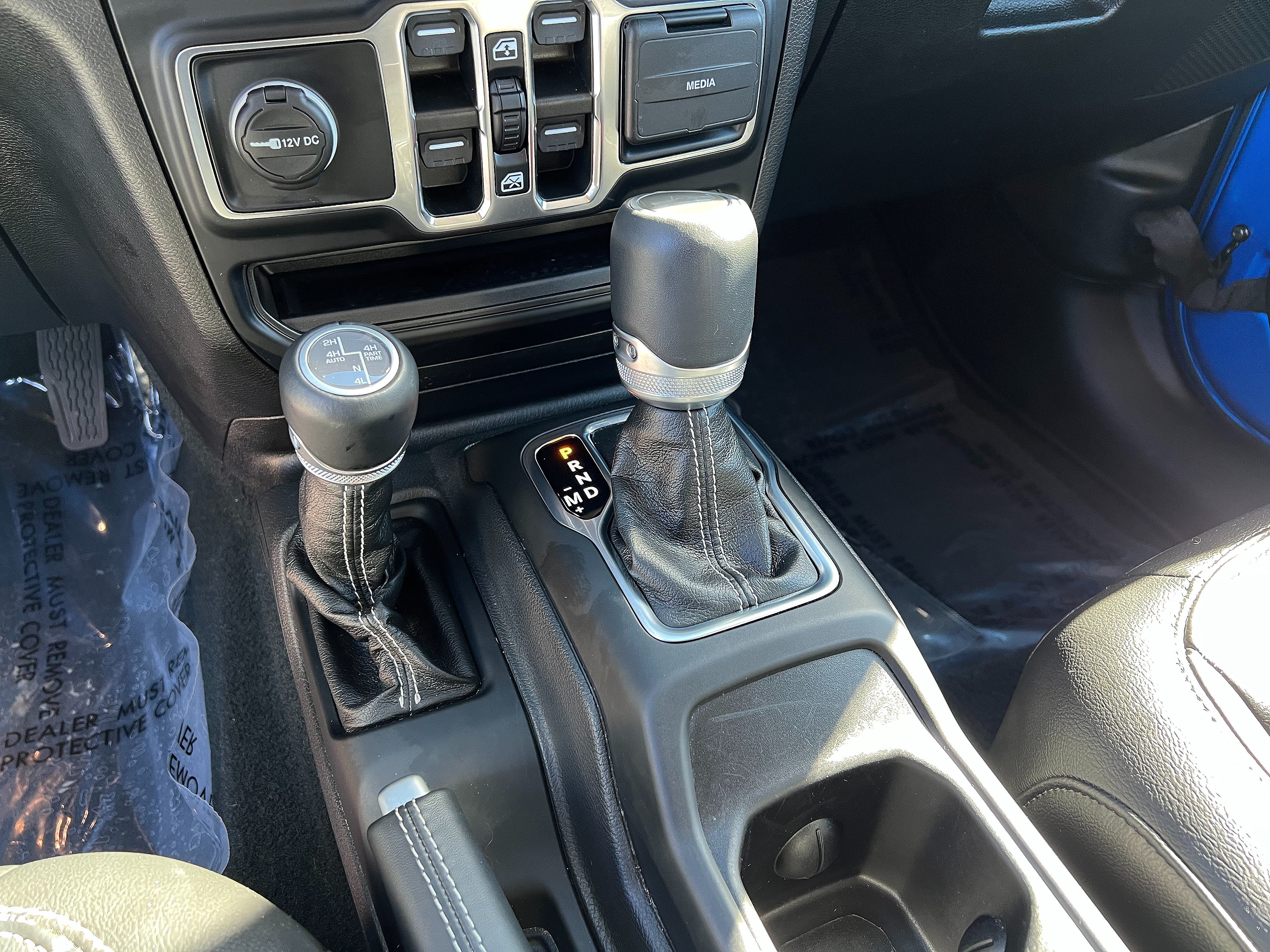 Used 2022 Jeep Wrangler Unlimited Sahara w/ Cold Weather Group AWD/4WD image 17