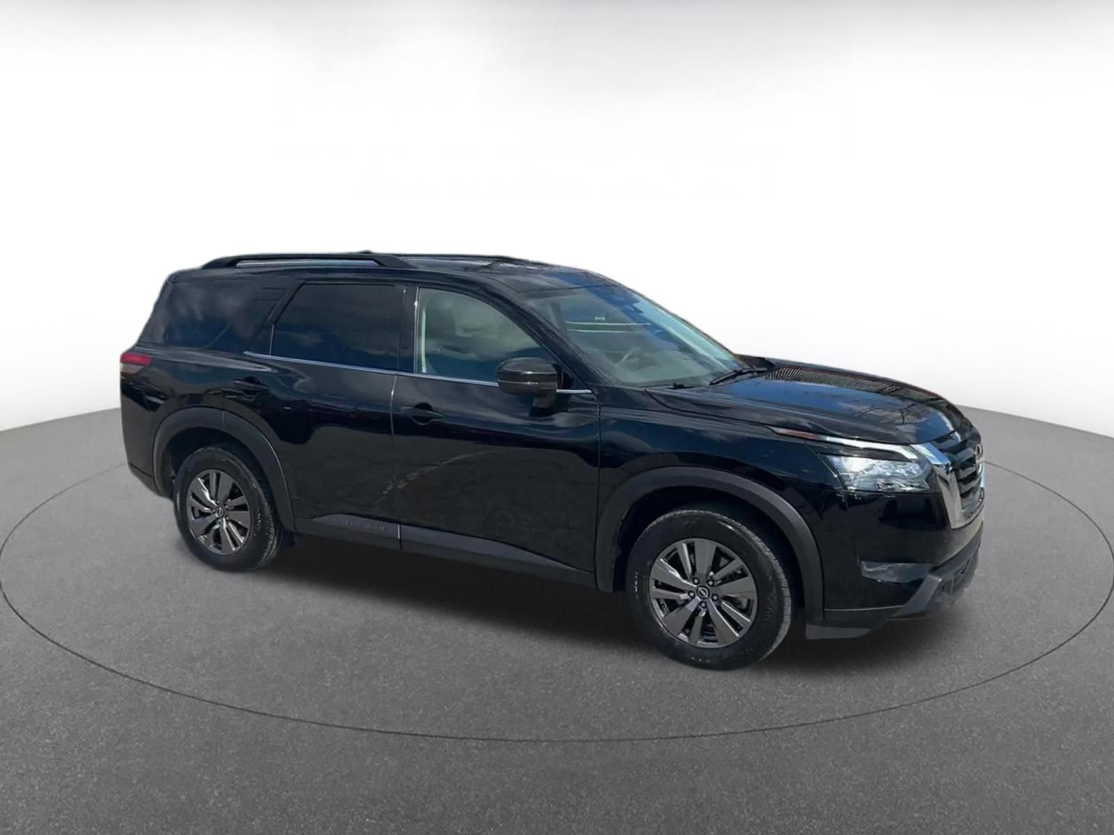 Used 2025 Nissan Pathfinder SV image 2