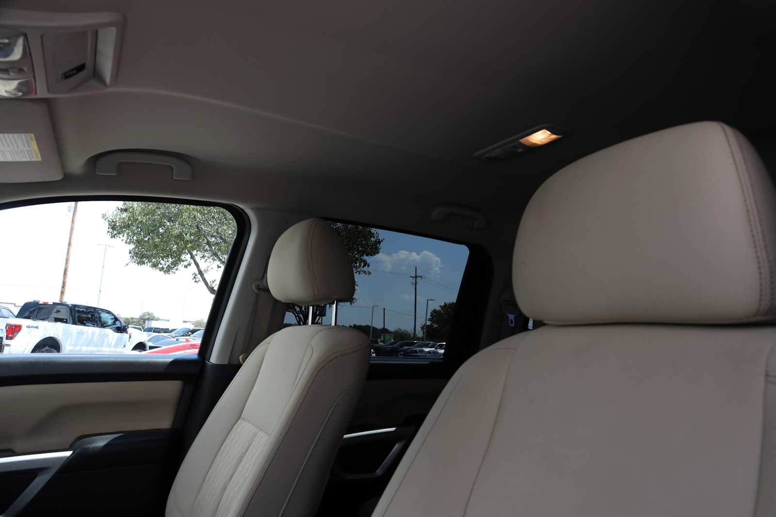 Used 2017 Nissan Titan SV RWD image 5