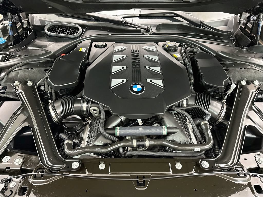 Used 2025 BMW 760i xDrive AWD/4WD image 32