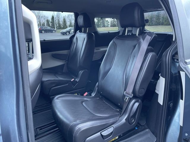 Used 2024 Kia Carnival EX image 25