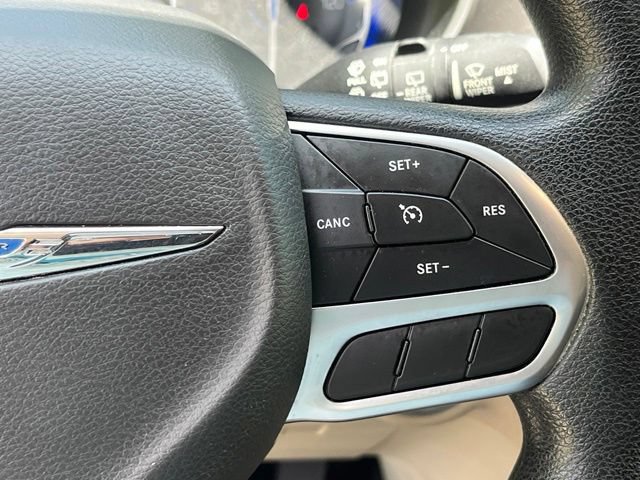 Used 2020 Chrysler Pacifica Touring FWD image 23