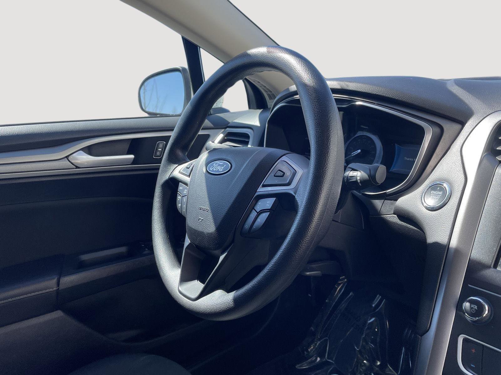 Used 2020 Ford Fusion SE image 11