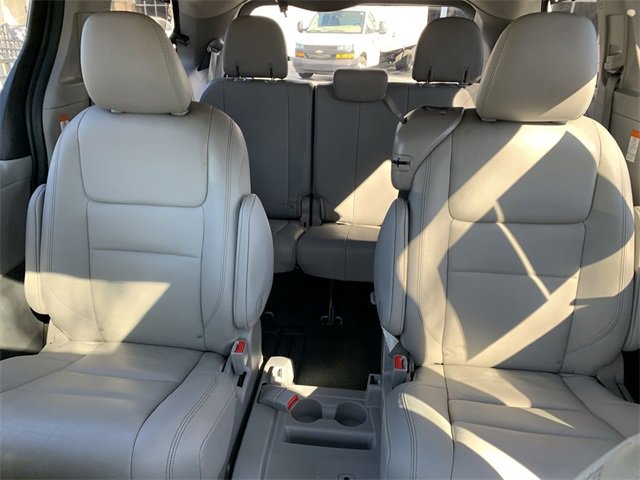 Used 2020 Toyota Sienna Limited image 32