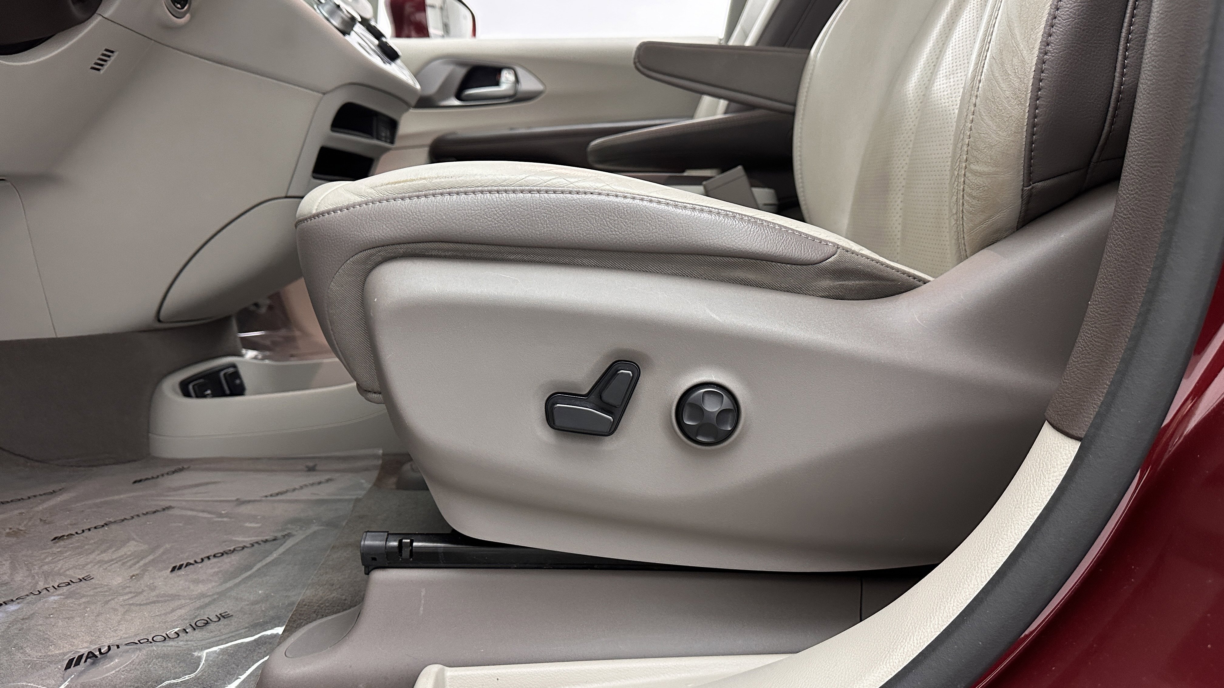 Used 2018 Chrysler Pacifica Touring-L image 13