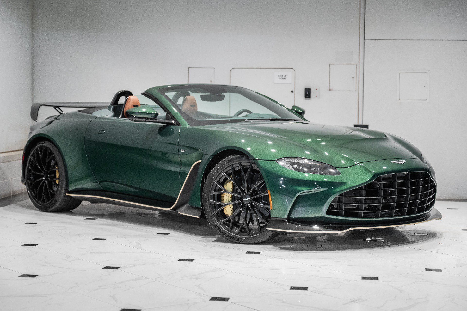 Used 2023 Aston Martin V12 Vantage Roadster RWD image 39