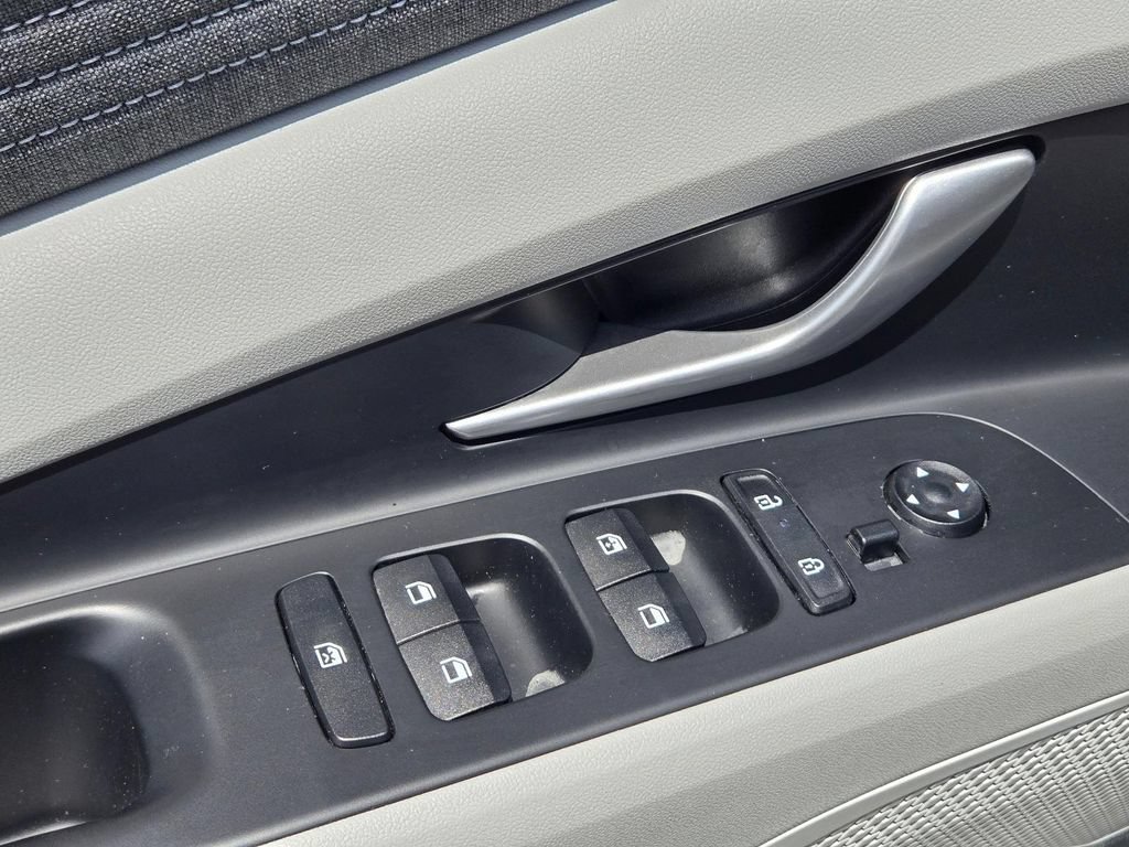 Certified 2025 Hyundai Elantra Limited FWD image 13