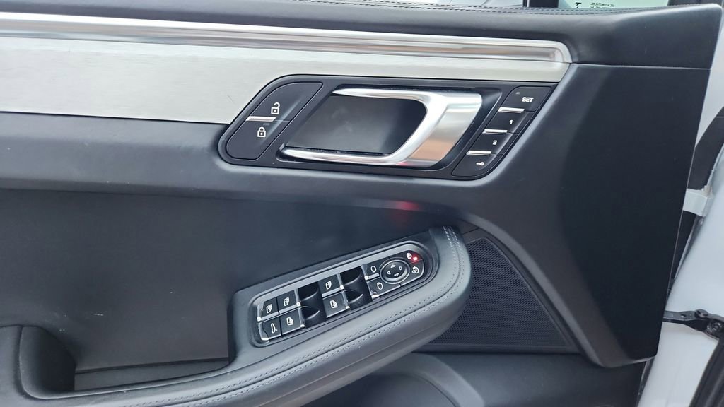 Used 2020 Porsche Macan Turbo image 16