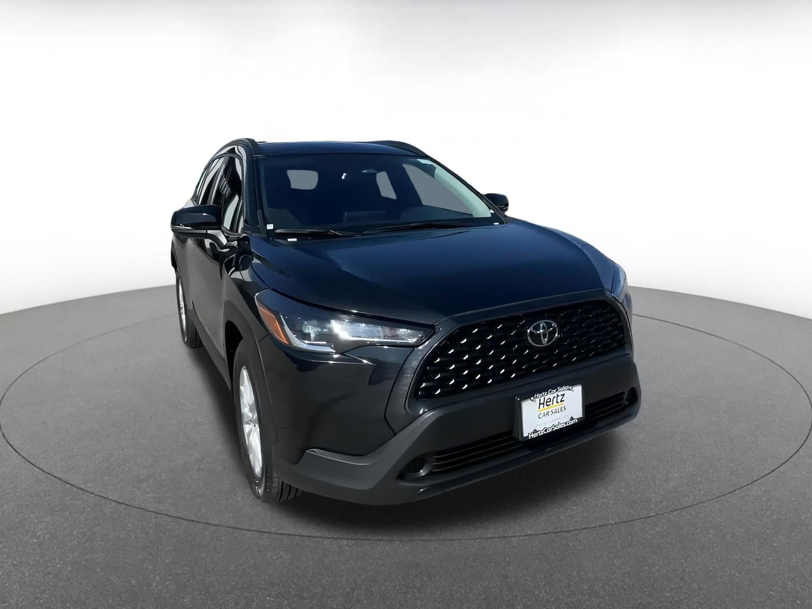 Used 2025 Toyota Corolla Cross LE image 3