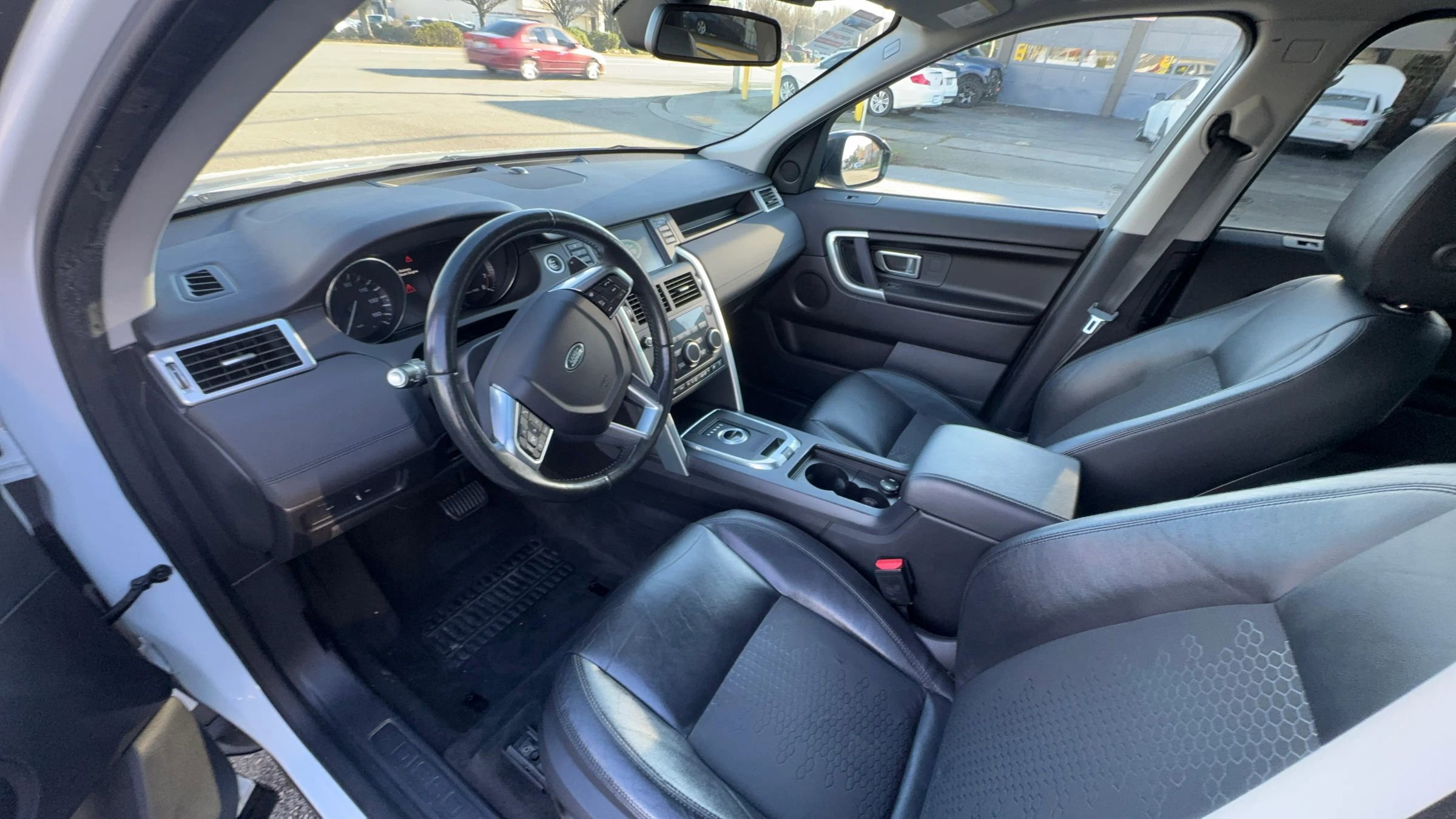 Used 2015 Land Rover Discovery Sport SE image 7