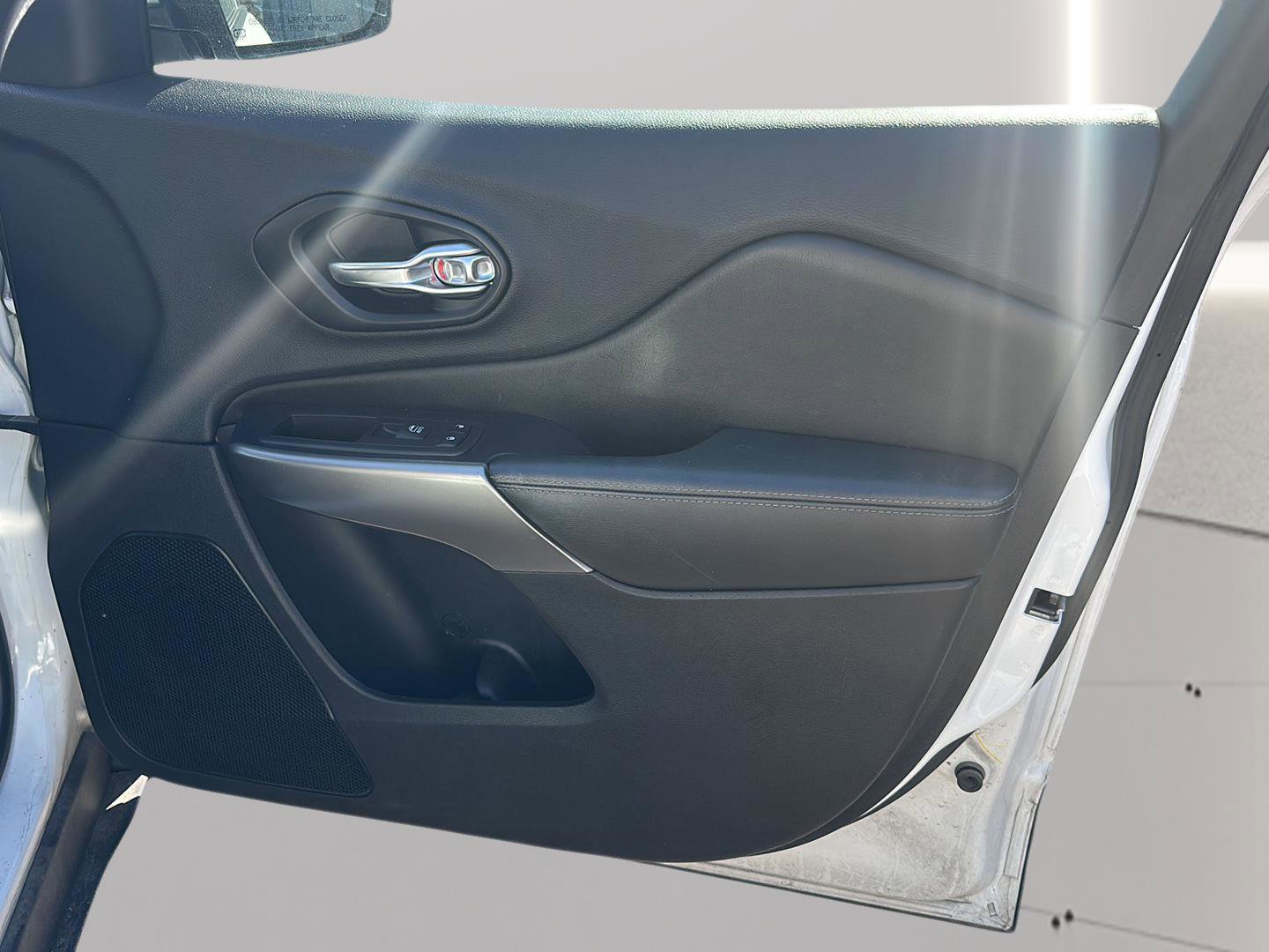 Used 2019 Jeep Cherokee Limited w/ Luxury Group image 17