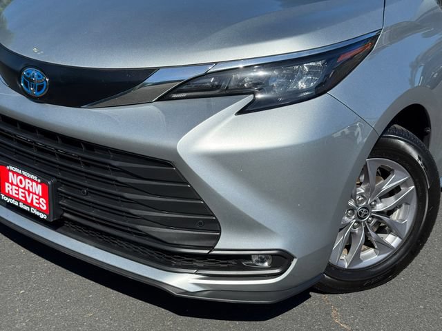 Certified 2025 Toyota Sienna XLE FWD image 3
