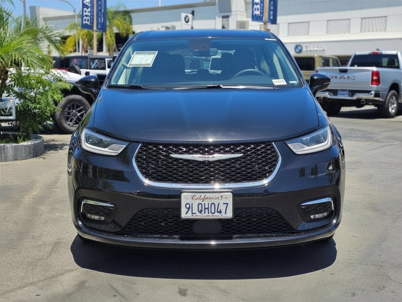 Used 2024 Chrysler Pacifica Touring-L FWD image 2