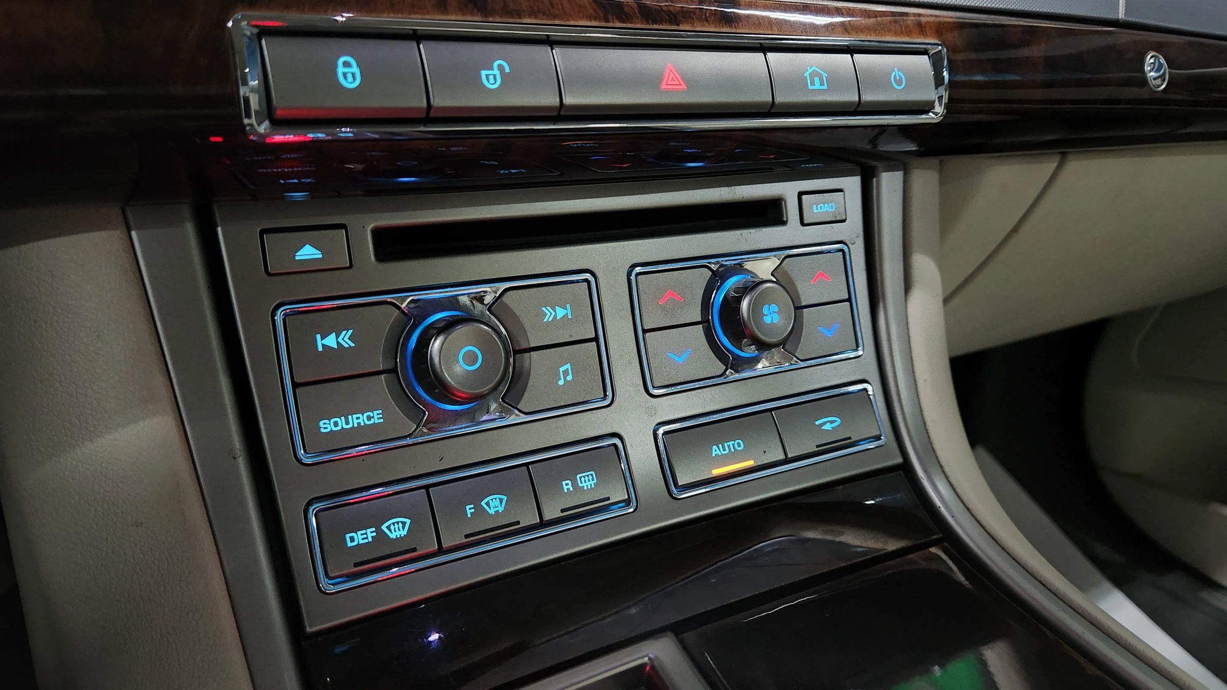 Used 2011 Jaguar XF Portfolio image 35