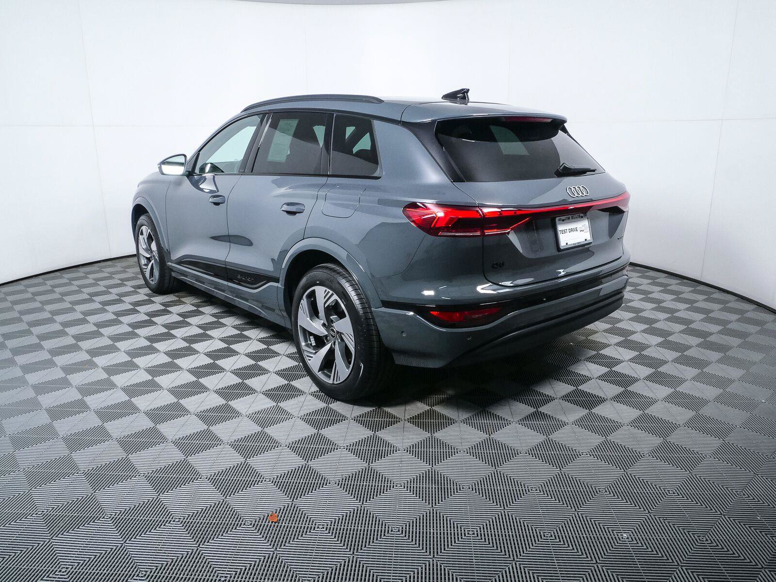 Used 2025 Audi Q6 e-tron Premium Plus w/ Premium Plus AWD/4WD image 29