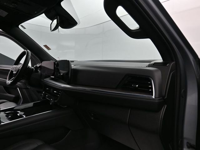 Used 2025 Chevrolet Suburban Z71 image 24
