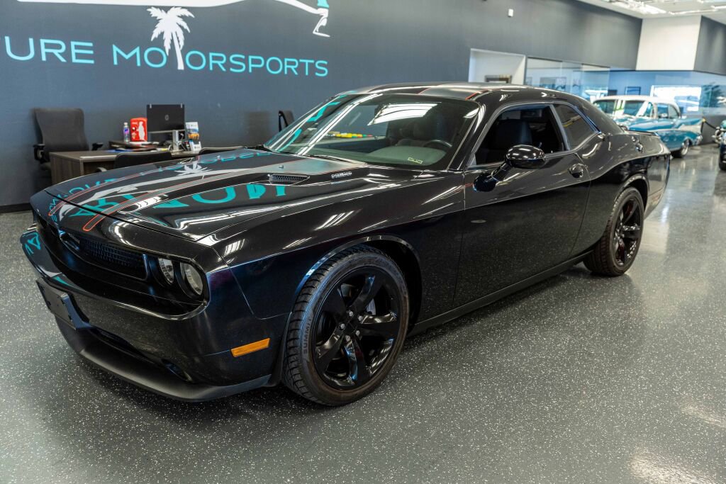 Used 2013 Dodge Challenger R/T w/ Blacktop Pkg image 2