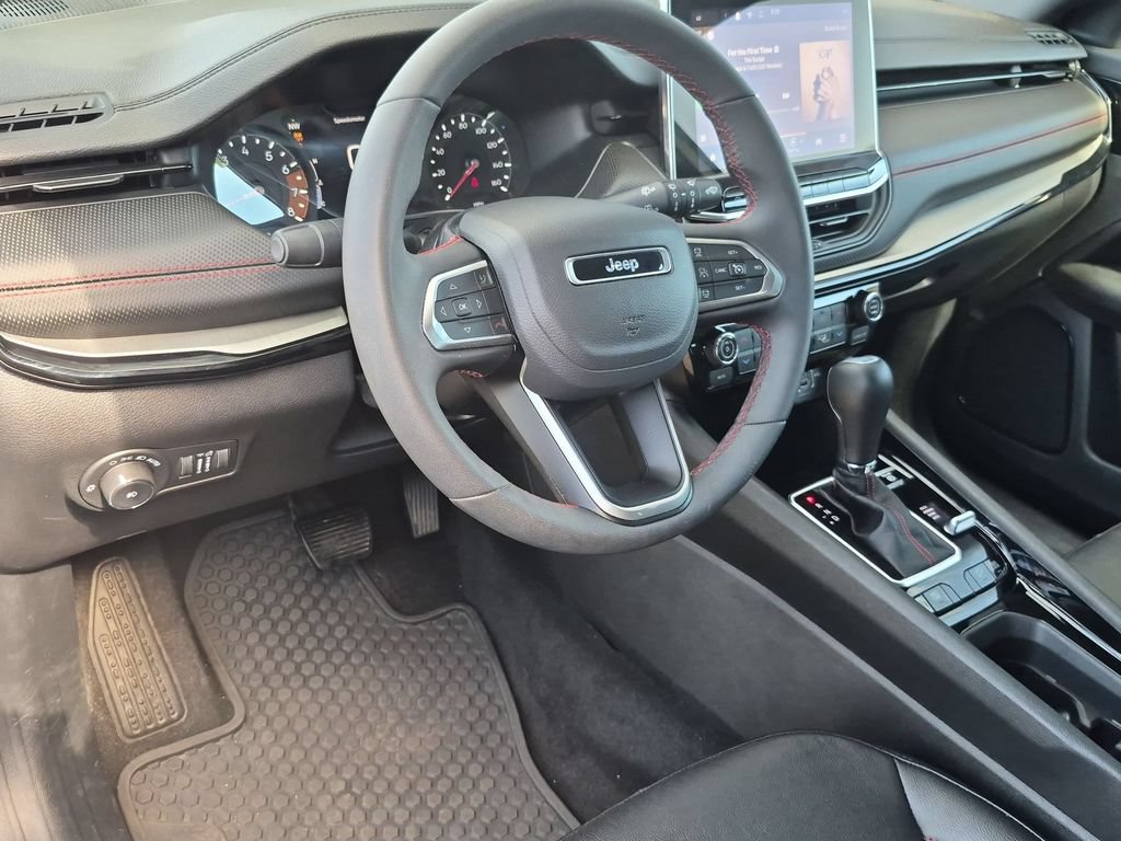 Used 2025 Jeep Compass Trailhawk AWD/4WD image 15