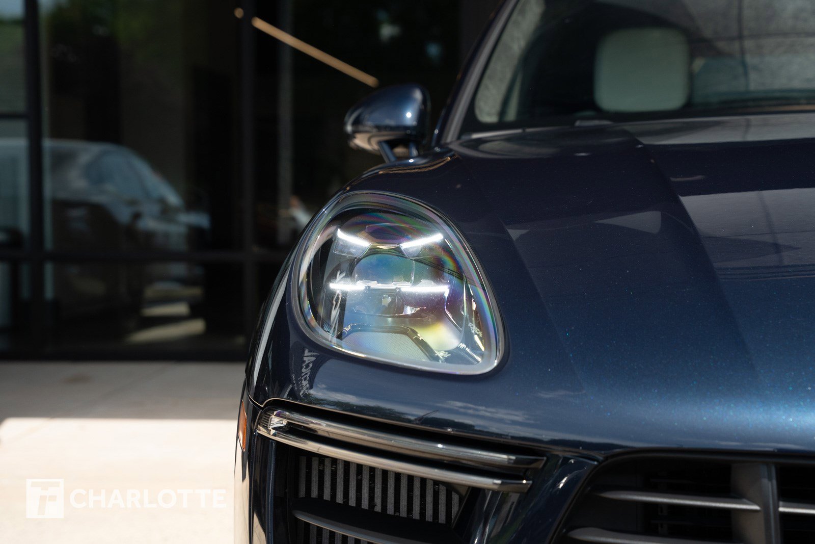 Used 2021 Porsche Macan Turbo AWD/4WD image 3