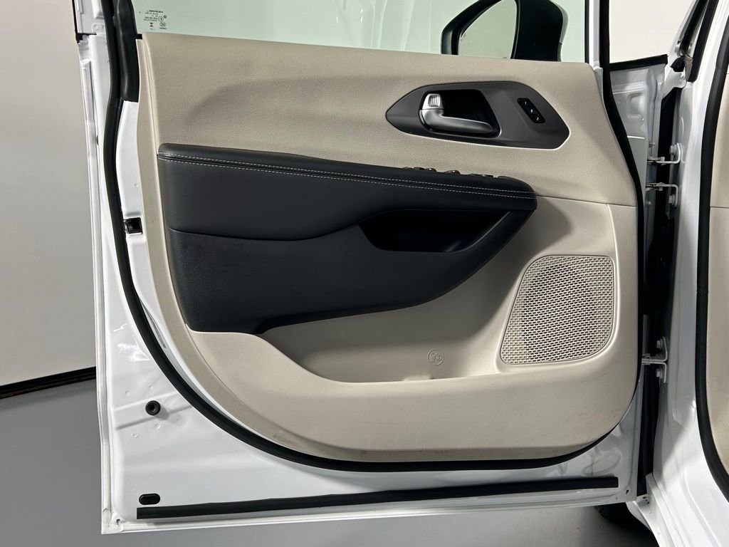 Used 2023 Chrysler Pacifica Touring-L image 32