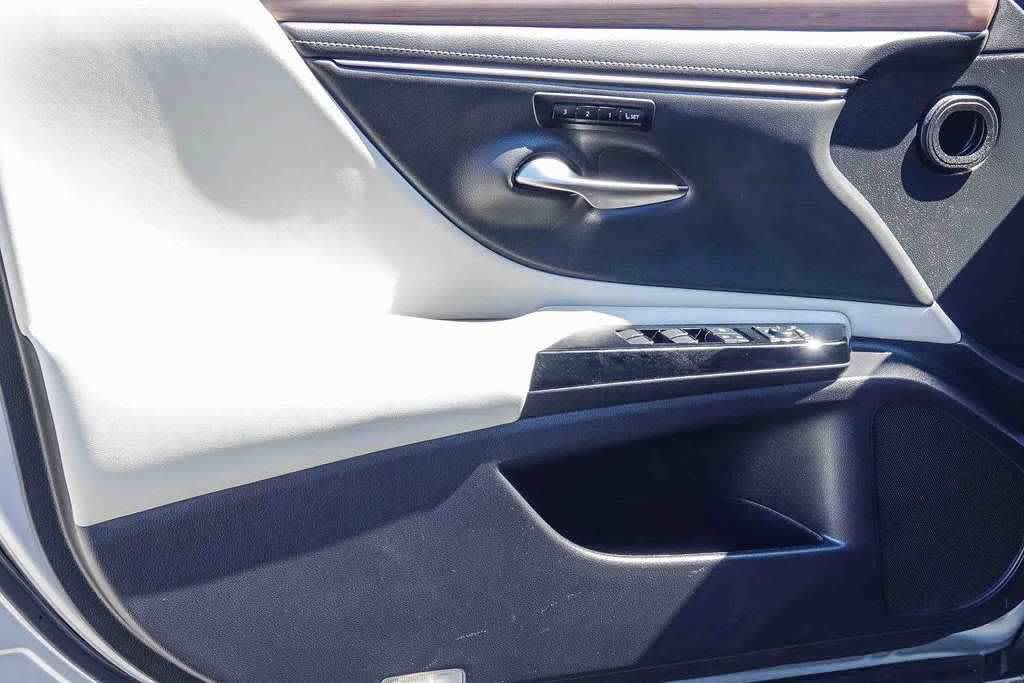 Used 2025 Lexus ES 300h w/ Premium Package FWD image 17