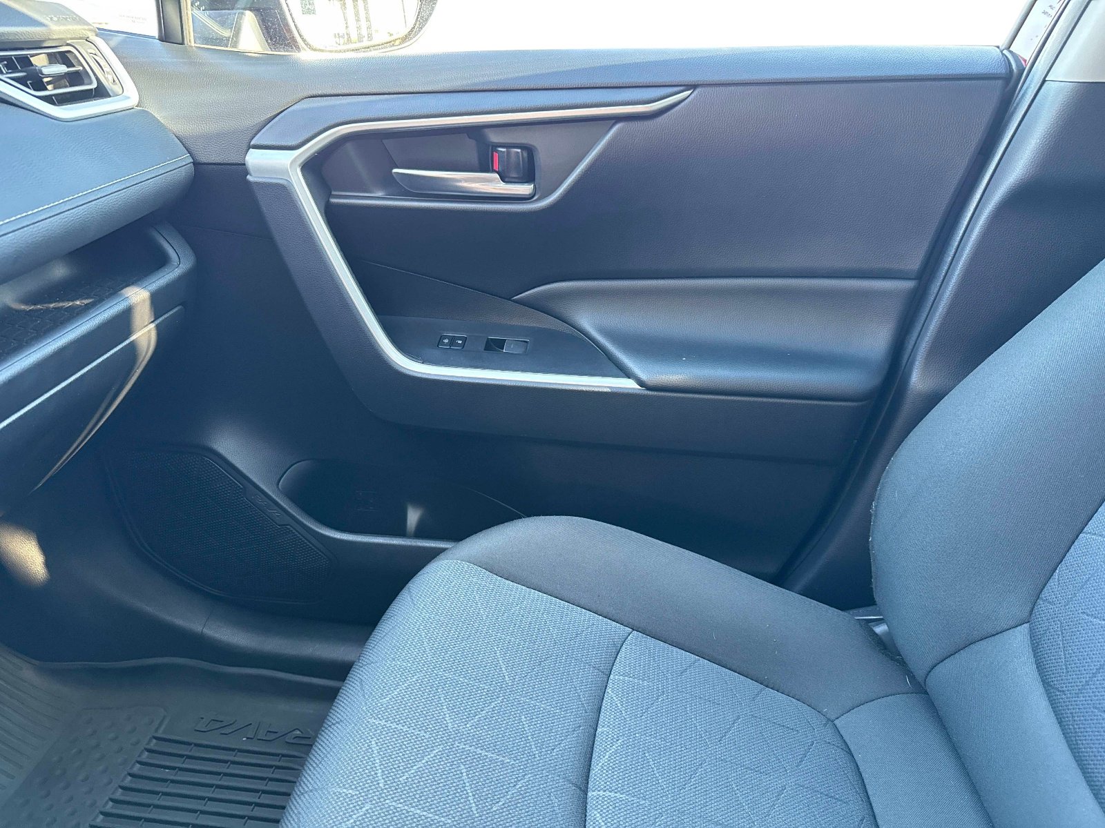 Used 2022 Toyota RAV4 XLE w/ Convenience Package image 24