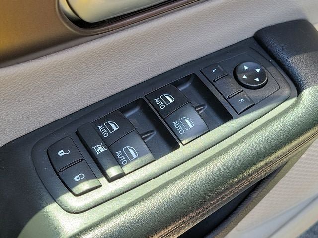 Used 2018 Chrysler Pacifica Touring-L Plus FWD image 19