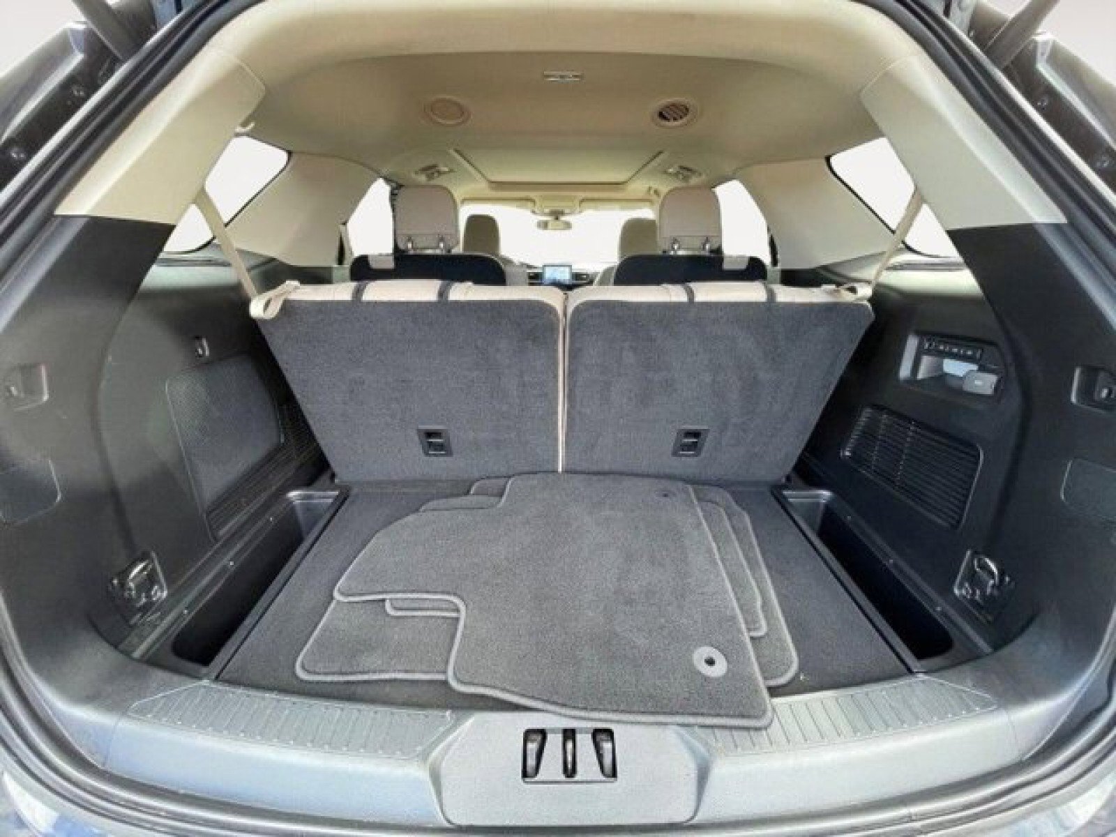 Used 2021 Ford Explorer Limited w/ Equipment Group 301A image 9