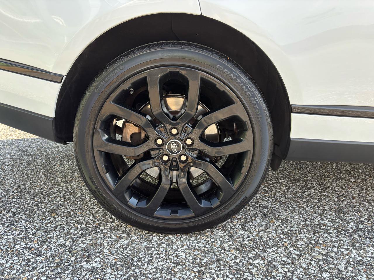 Used 2017 Land Rover Range Rover HSE image 41