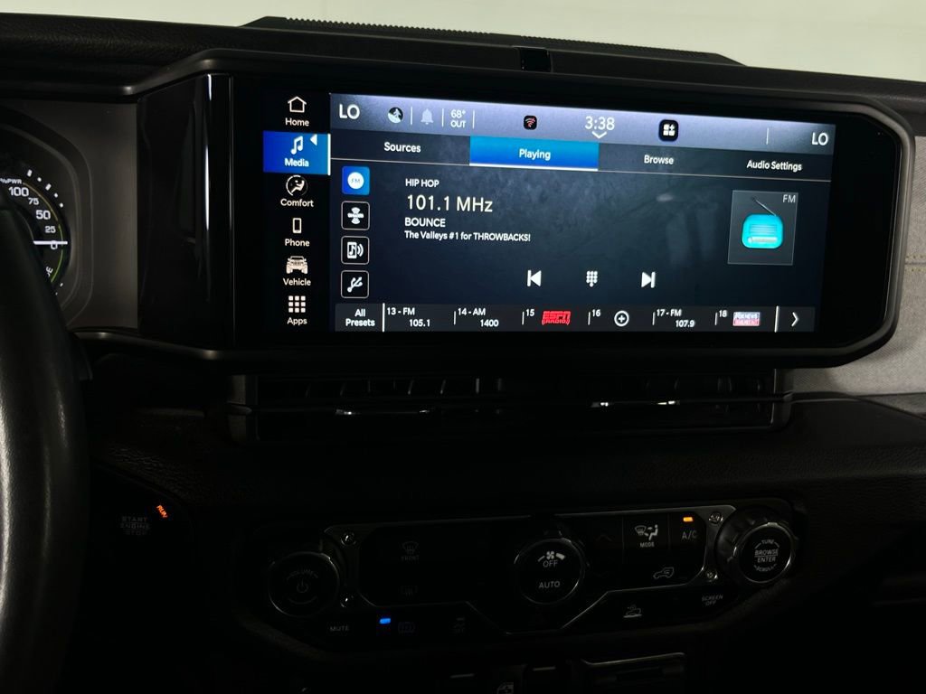 Used 2024 Jeep Wrangler Unlimited image 17