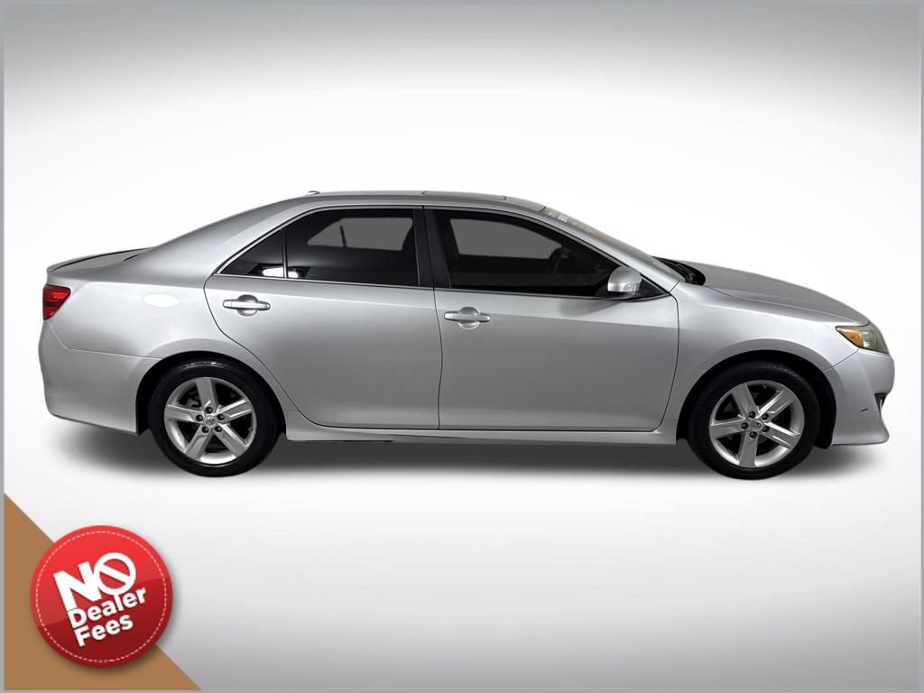 Used 2014 Toyota Camry L image 2