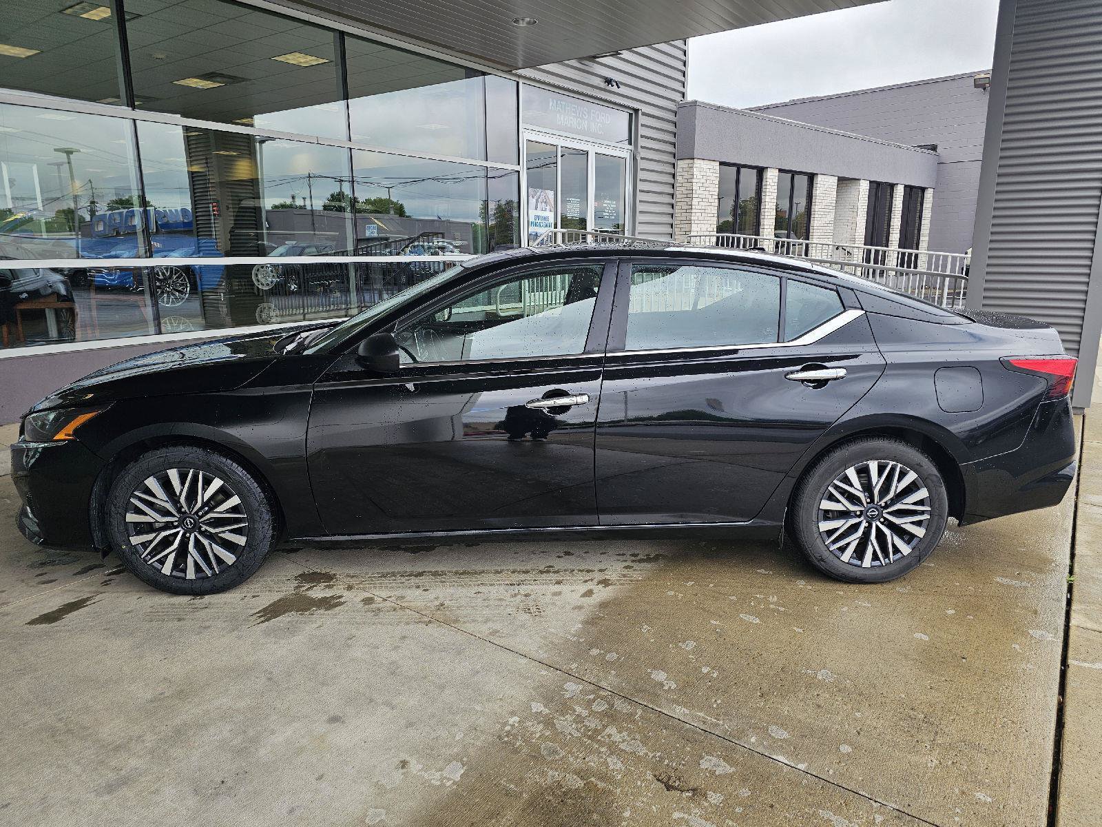 Used 2024 Nissan Altima 2.5 SV FWD image 2