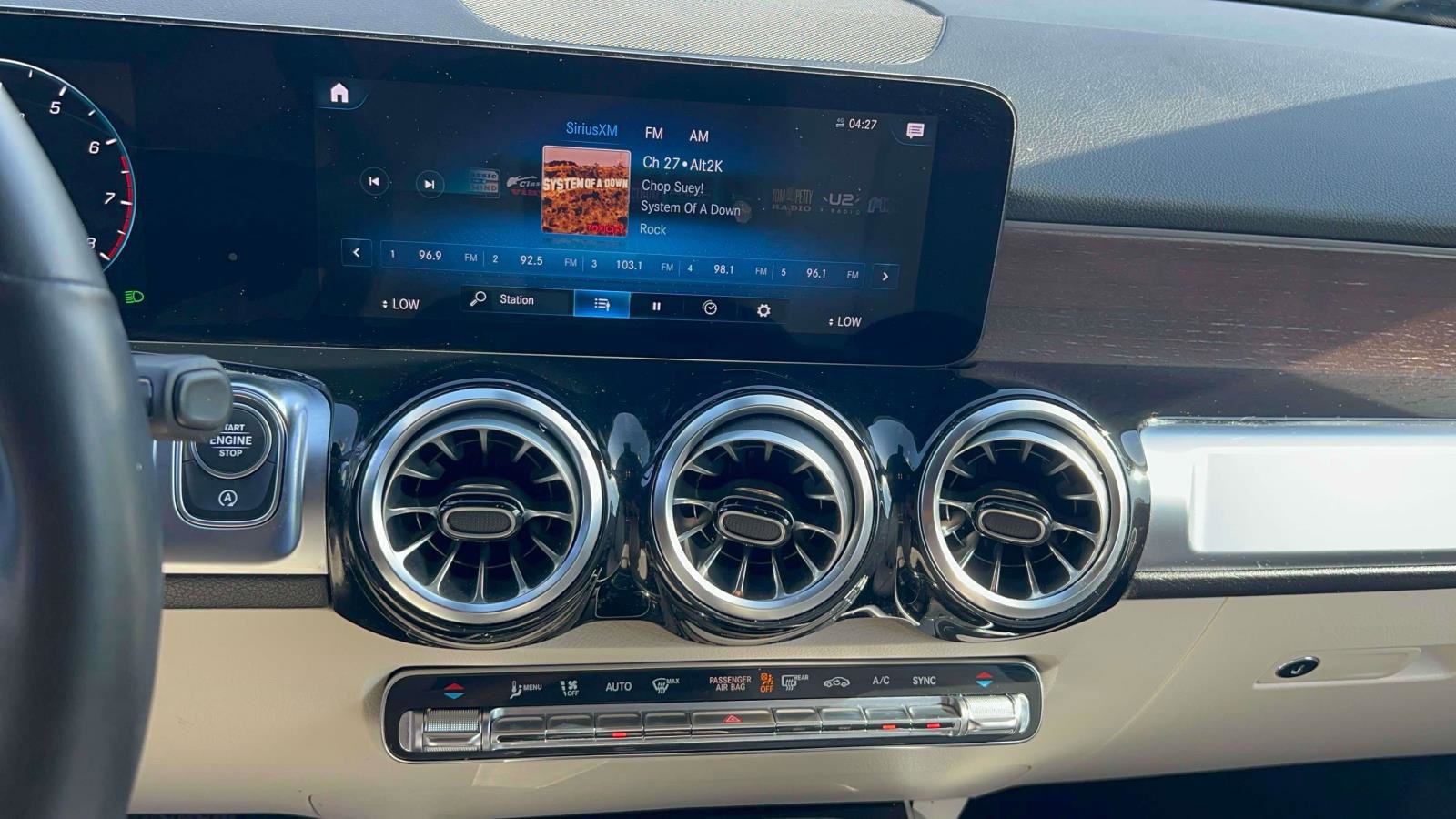 Used 2023 Mercedes-Benz GLB 250 4MATIC w/ Premium Package image 23