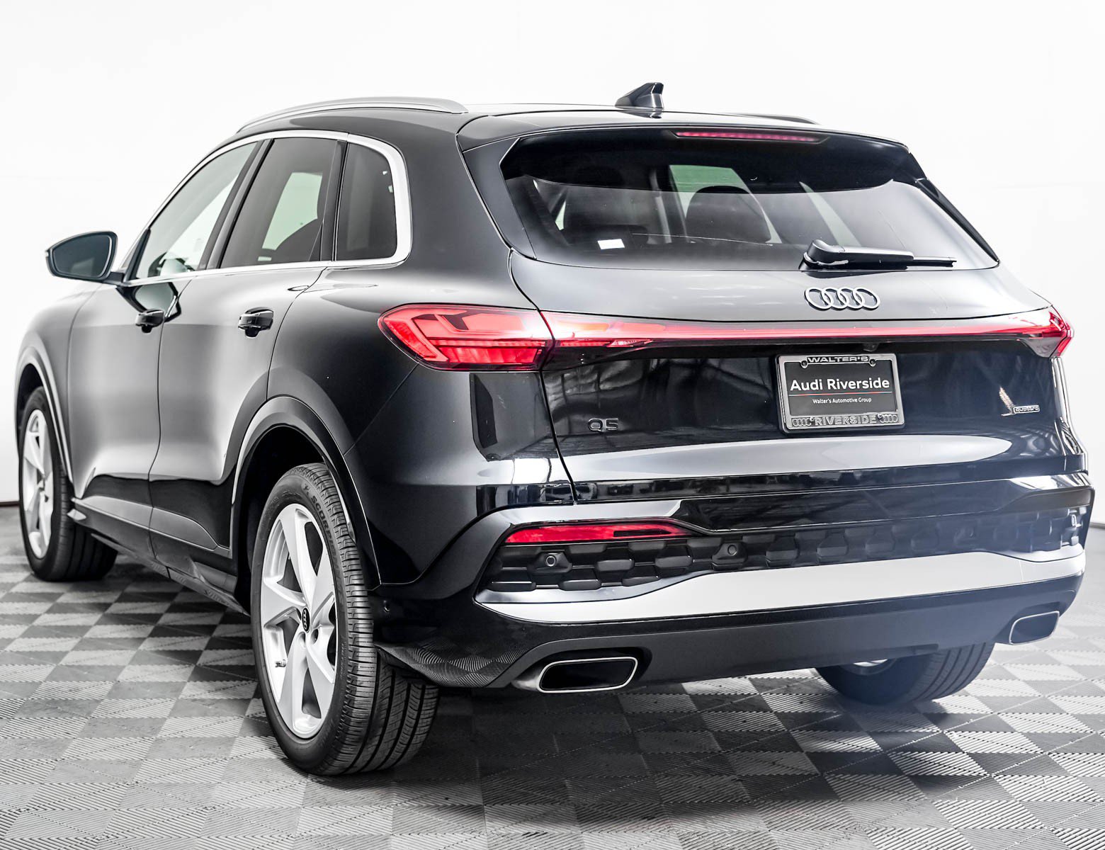 Certified 2025 Audi Q5 Prestige AWD/4WD image 2